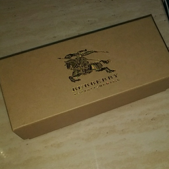 New Burberry Sunglasses - Picture 6 of 8